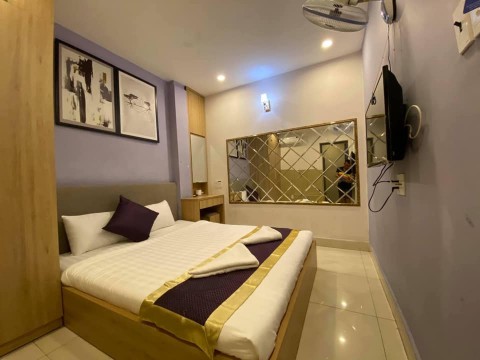 <p><strong>Gi&aacute; theo giờ: 70.000&nbsp;đ/giờ - 20.000đ giờ sau - Qua đ&ecirc;m: 180.000đ - Ng&agrave;y đ&ecirc;m: 300.000đ.</strong><br /> Ph&ograve;ng&nbsp;đơn sang trọng, đầy đủ tiện nghi kh&ocirc;ng gian tho&aacute;ng m&aacute;t, nội thất cao cấp.&nbsp;Qu&yacute; kh&aacute;ch vui l&ograve;ng li&ecirc;n hệ đặt ph&ograve;ng qua hotline</p>
<p></p>